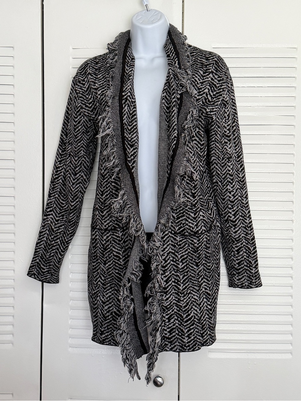 Black & gray herringbone thick cardigan with fringe detail size L T0121